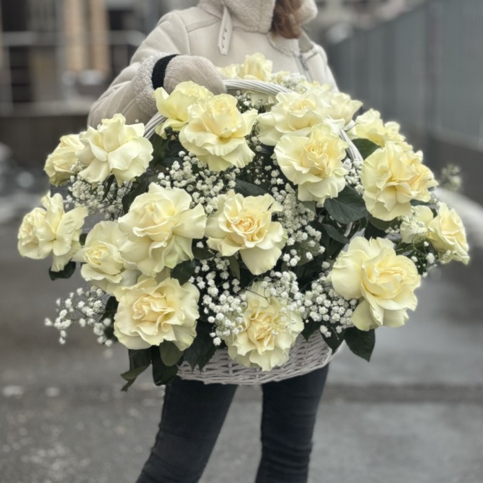 25 пышных белых роз в корзине