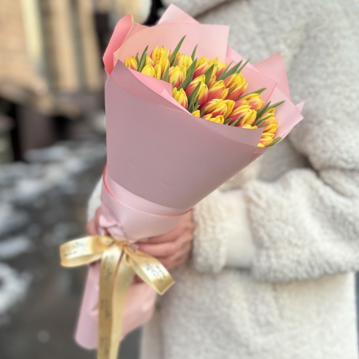 35 красно-желтых тюльпанов Денмарк