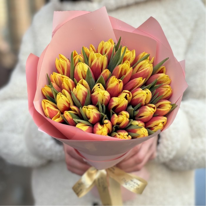 35 красно-желтых тюльпанов Денмарк