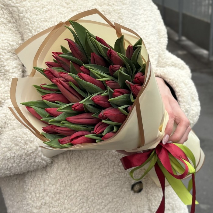35 тюльпанов красного цвета в упаковке