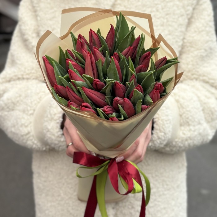 35 тюльпанов красного цвета в упаковке
