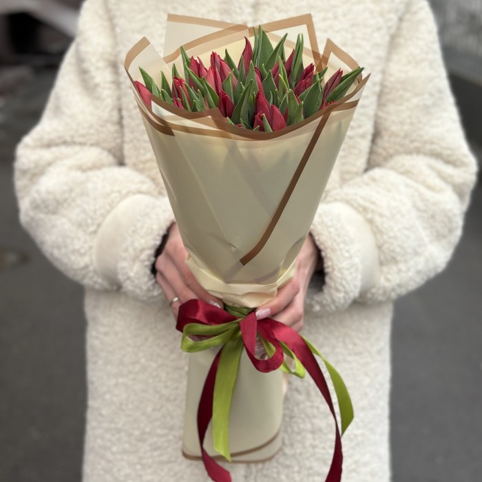 35 тюльпанов красного цвета в упаковке