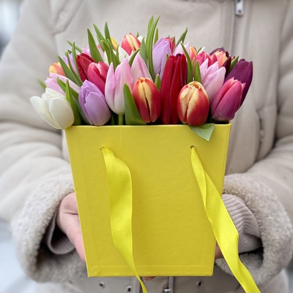 35 тюльпанов микс в коробке