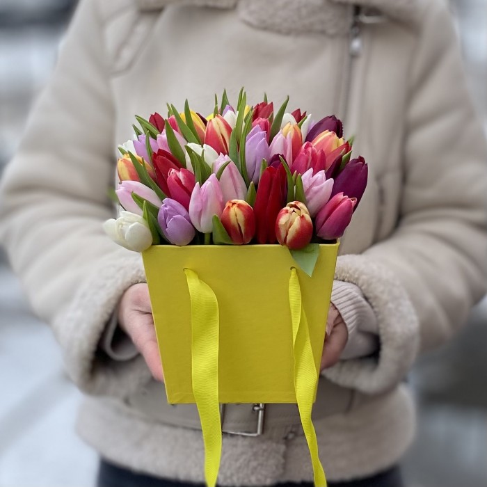 35 тюльпанов микс в коробке