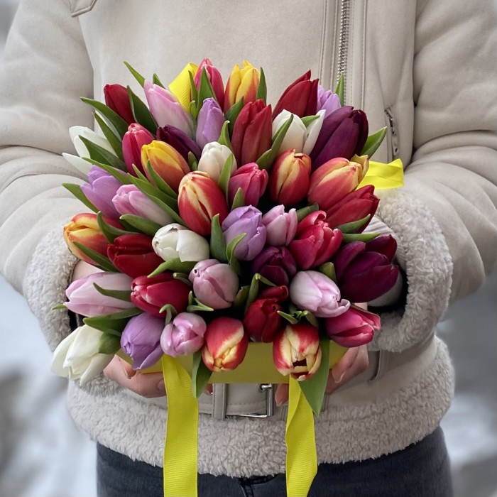 35 тюльпанов микс в коробке