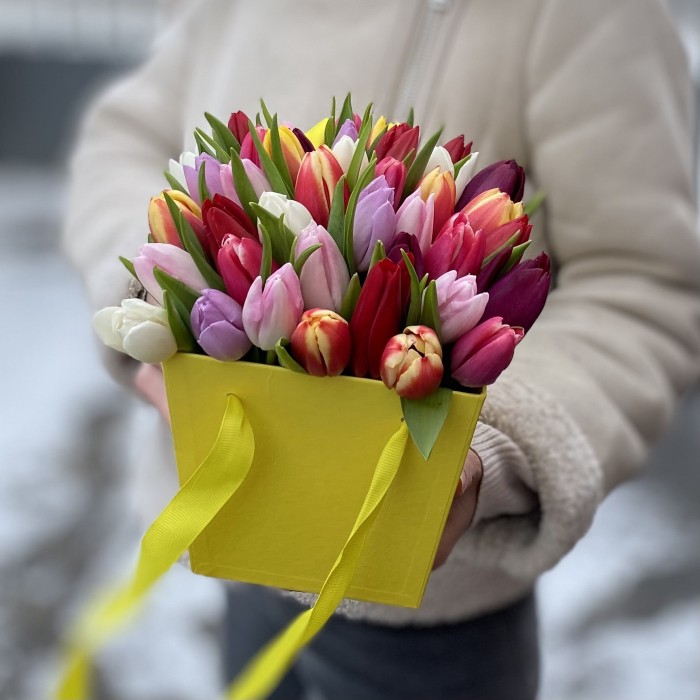 35 тюльпанов микс в коробке