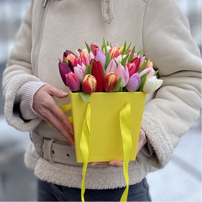 35 тюльпанов микс в коробке