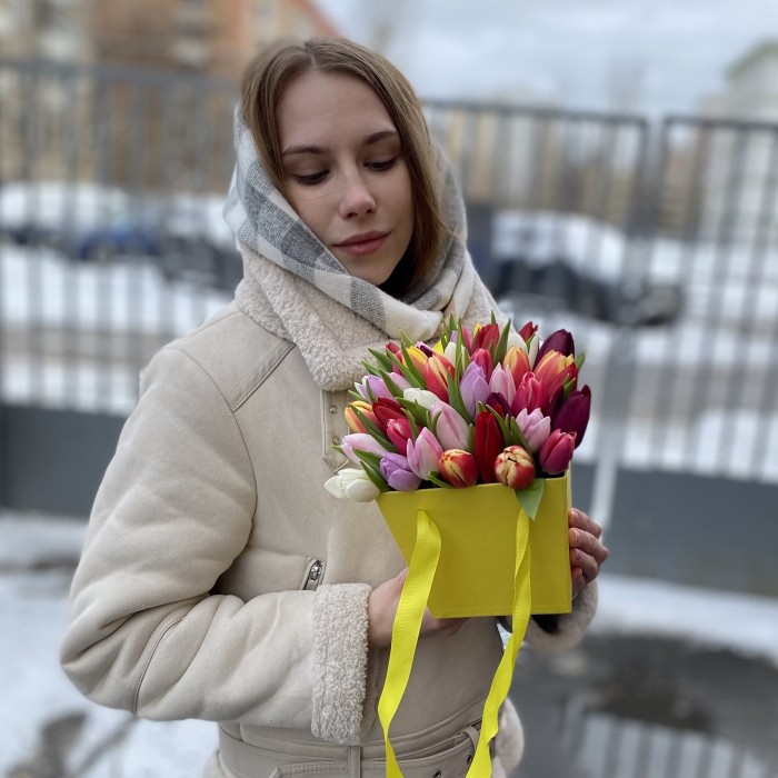 35 тюльпанов микс в коробке