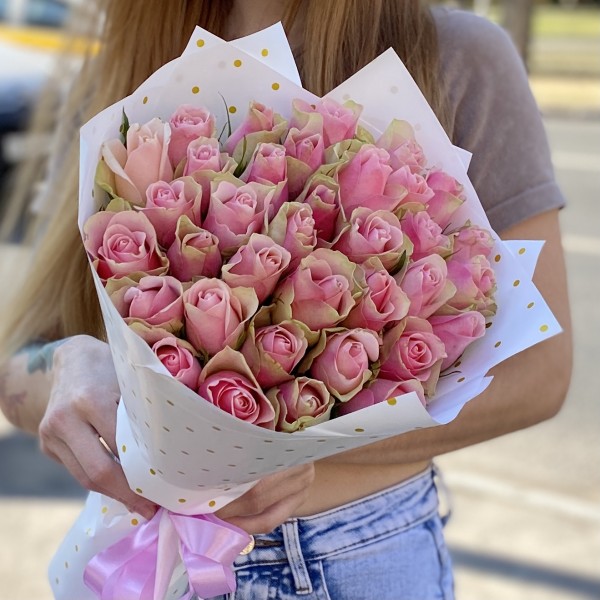 35 розово-зеленых роз Бел-роз в упаковке