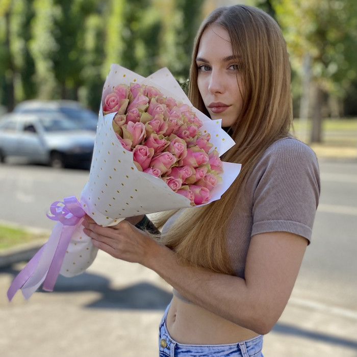 35 розово-зеленых роз Бел-роз в упаковке