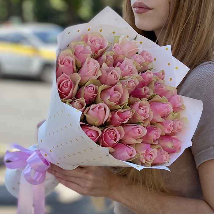 35 розово-зеленых роз Бел-роз в упаковке