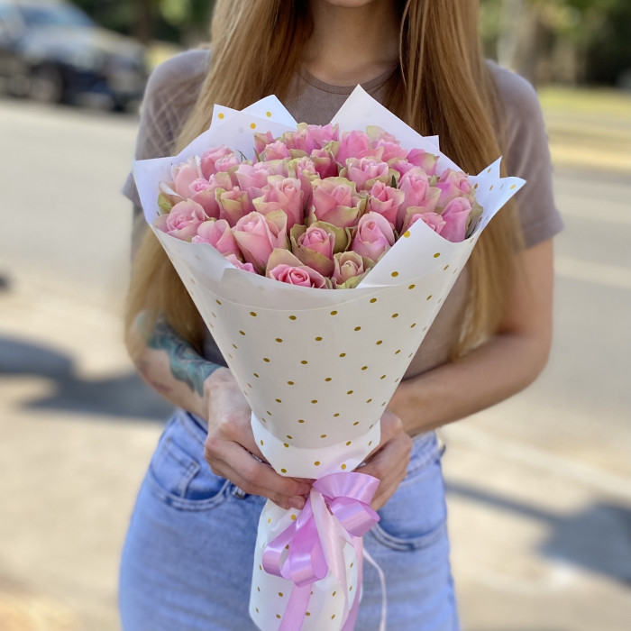 35 розово-зеленых роз Бел-роз в упаковке
