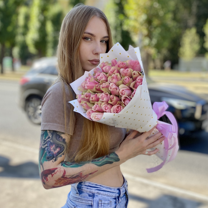 35 розово-зеленых роз Бел-роз в упаковке