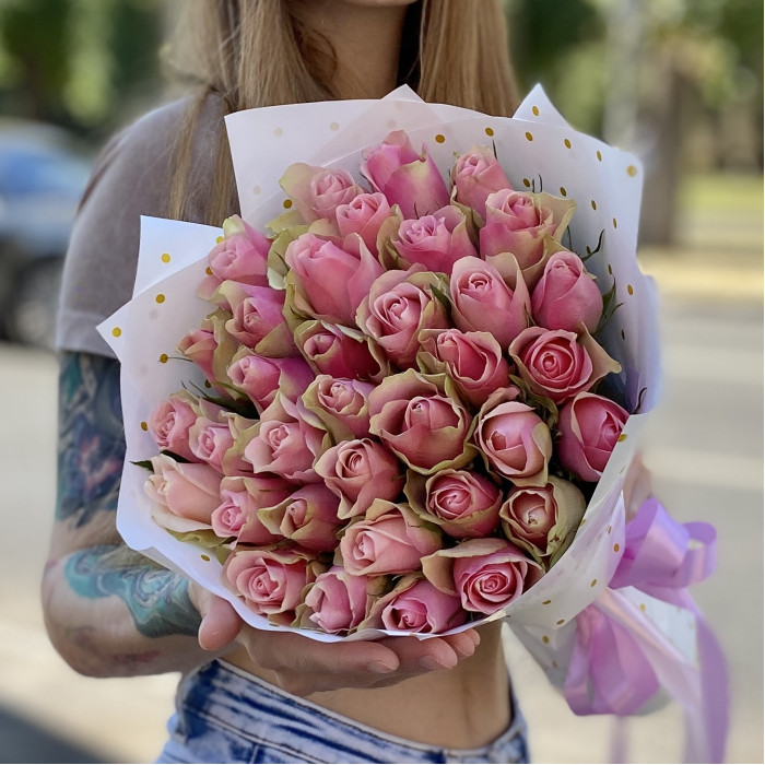 35 розово-зеленых роз Бел-роз в упаковке
