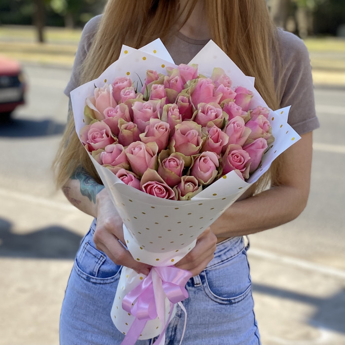 35 розово-зеленых роз Бел-роз в упаковке