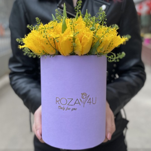 35 желтых тюльпанов с гринбеллом в коробке