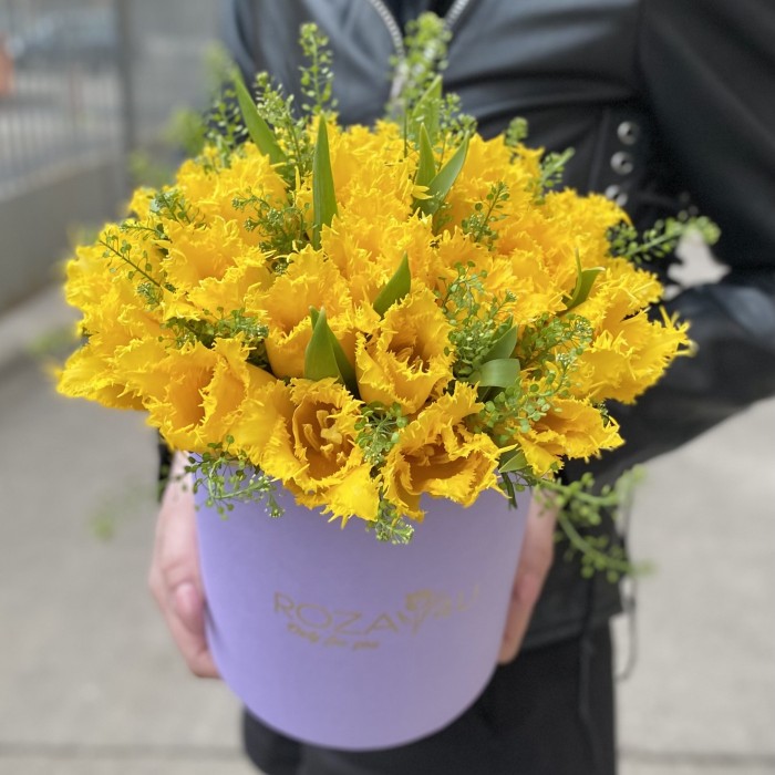 35 желтых тюльпанов с гринбеллом в коробке