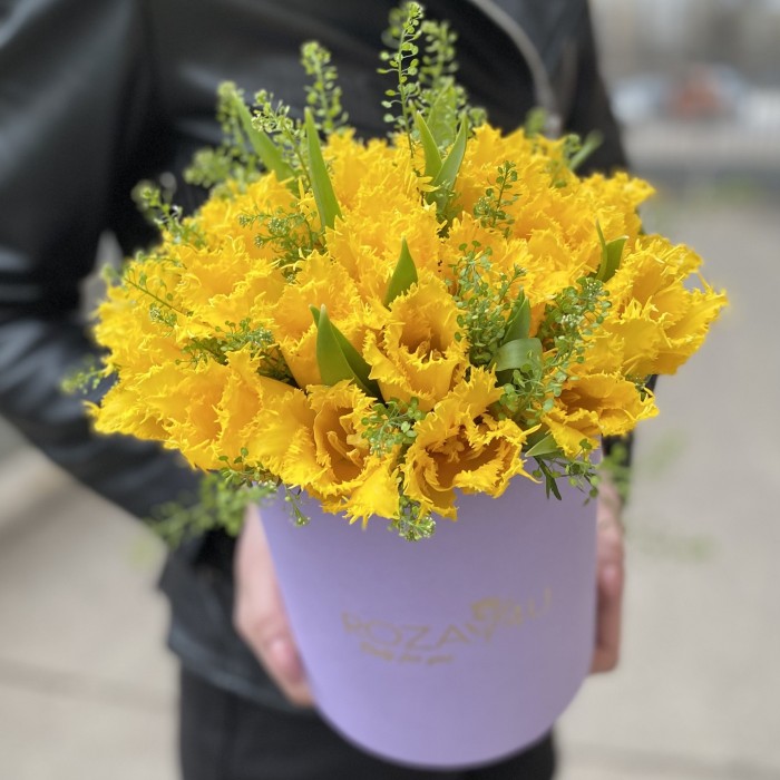 35 желтых тюльпанов с гринбеллом в коробке