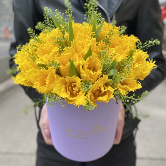 35 желтых тюльпанов с гринбеллом в коробке