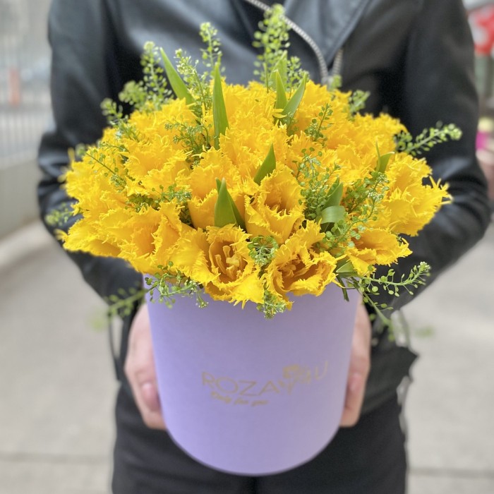 35 желтых тюльпанов с гринбеллом в коробке