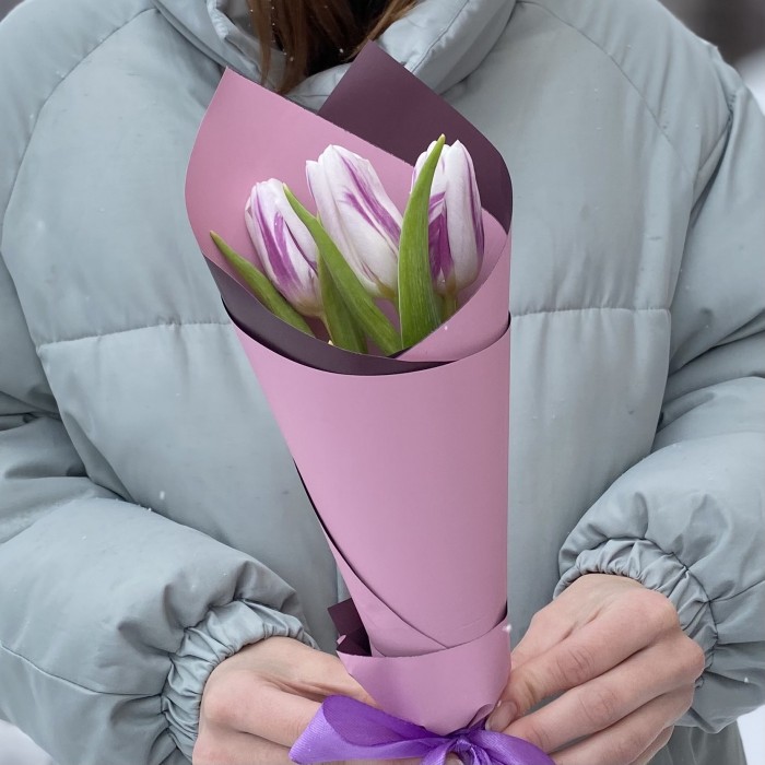 3 бело-фиолетовых тюльпанов Флеминг Флег