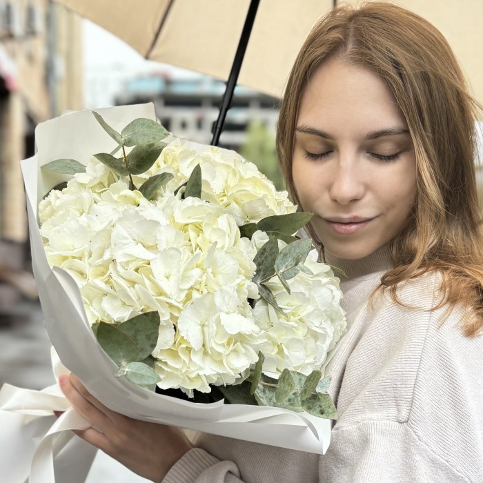 3 белые гортензии с эвкалиптом