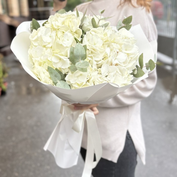 3 белые гортензии с эвкалиптом