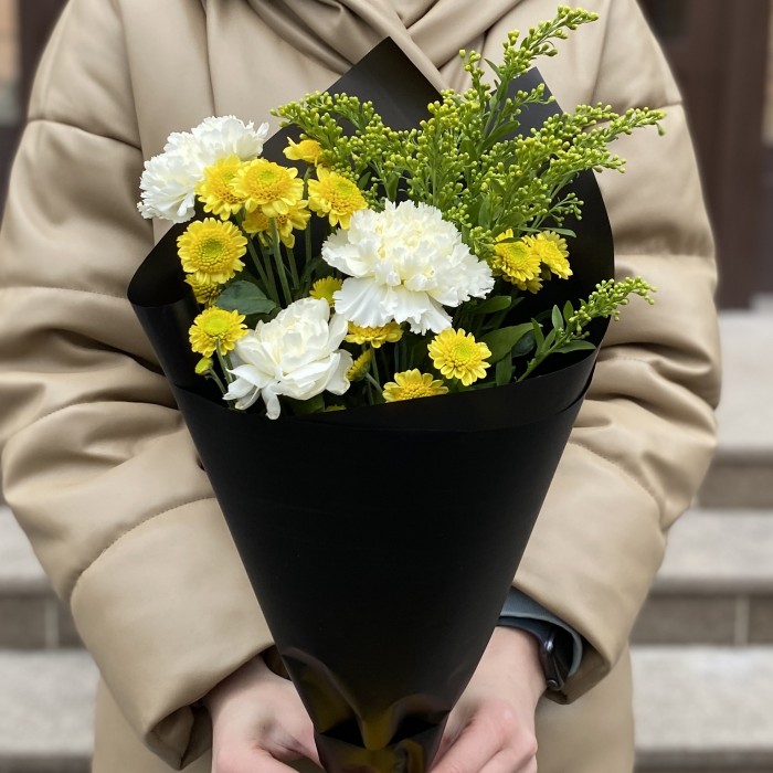 3 белые гвоздики и хризантема