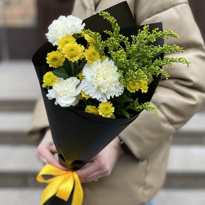 3 белые гвоздики и хризантема