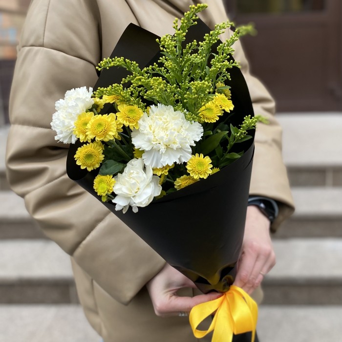 3 белые гвоздики и хризантема