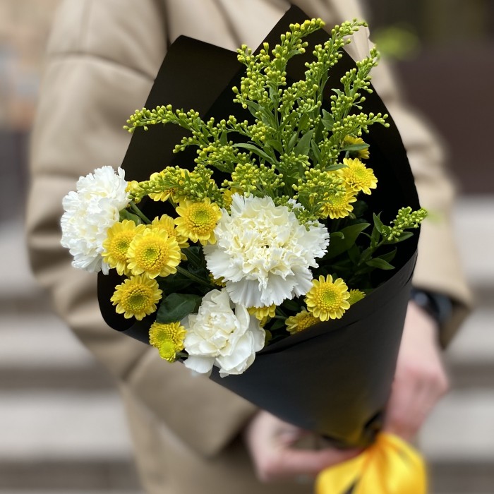 3 белые гвоздики и хризантема