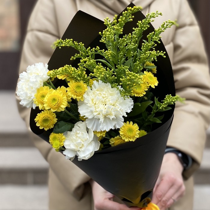 3 белые гвоздики и хризантема