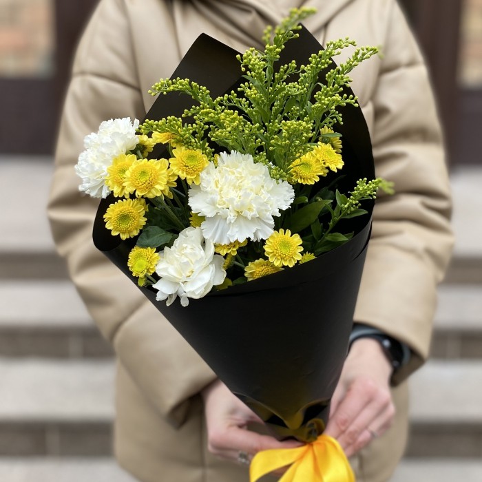 3 белые гвоздики и хризантема