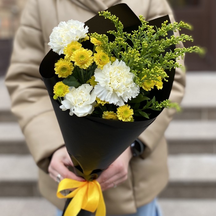 3 белые гвоздики и хризантема