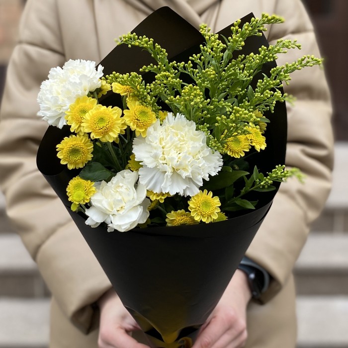 3 белые гвоздики и хризантема