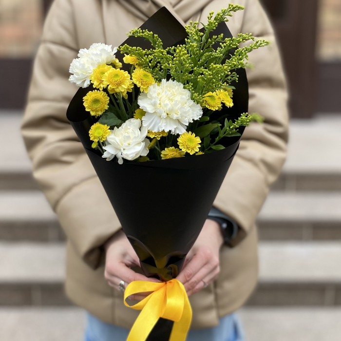 3 белые гвоздики и хризантема