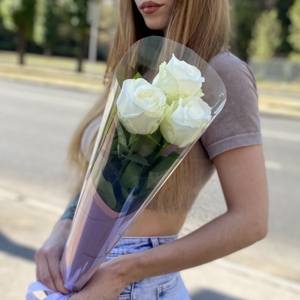 3 белые розы 60 см