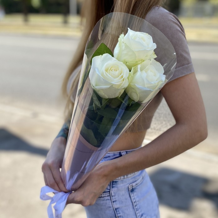 3 белые розы 60 см