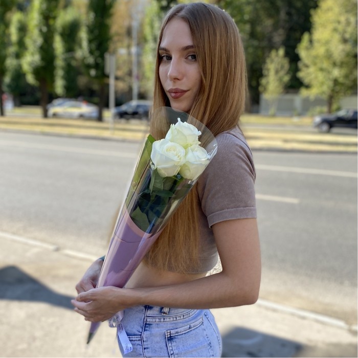 3 белые розы 60 см