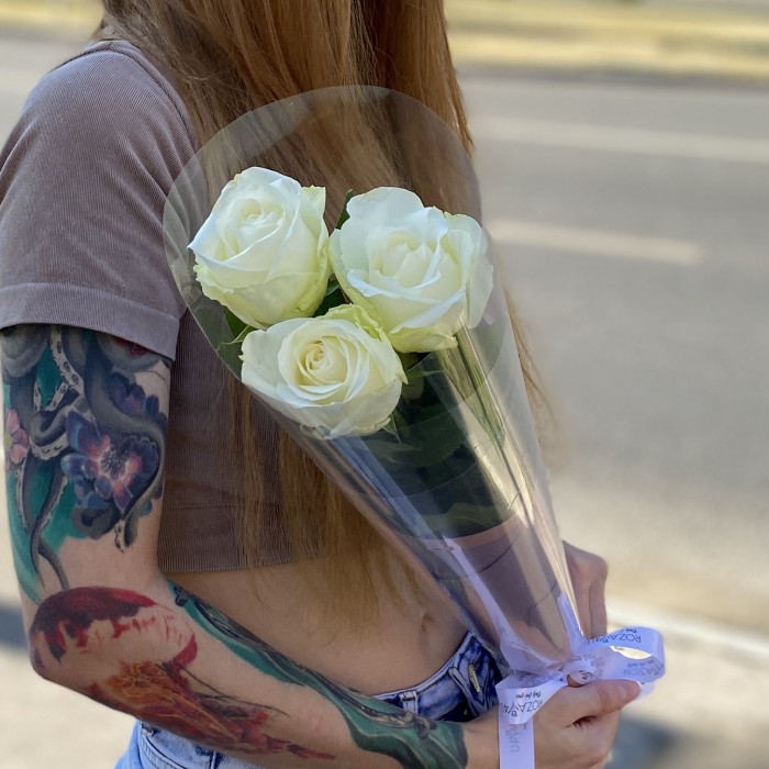 3 белые розы 60 см