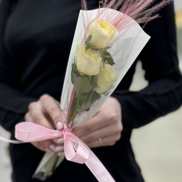 3 белые розы в упаковке