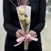 3 белые розы в упаковке