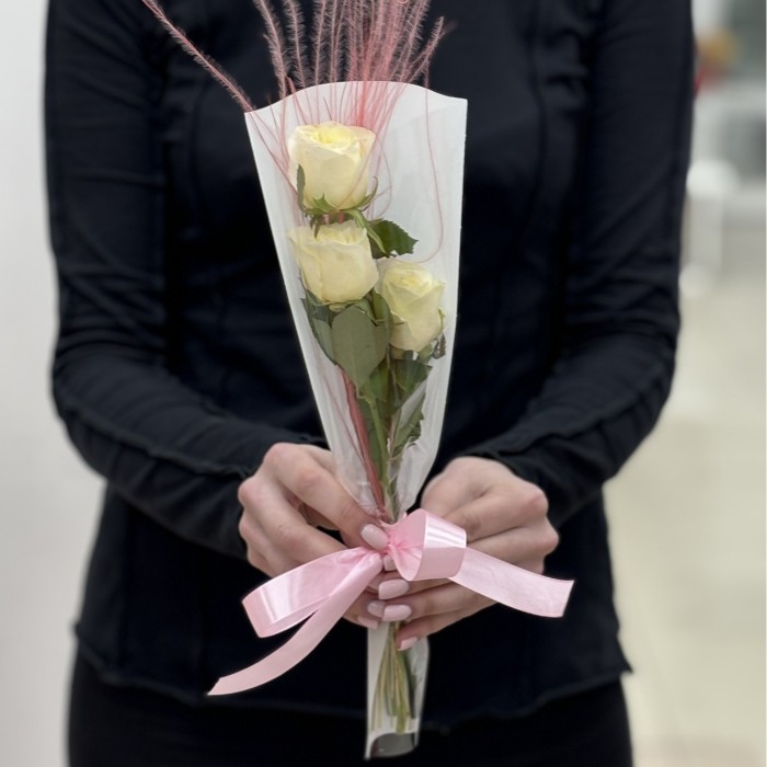 3 белые розы в упаковке