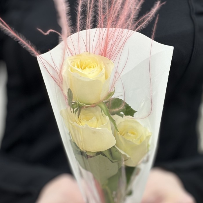 3 белые розы в упаковке