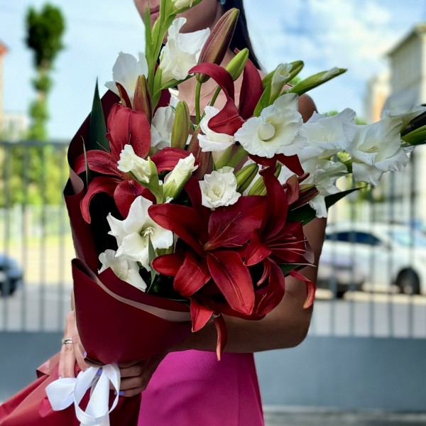 3 белых гладиолуса с лилиями