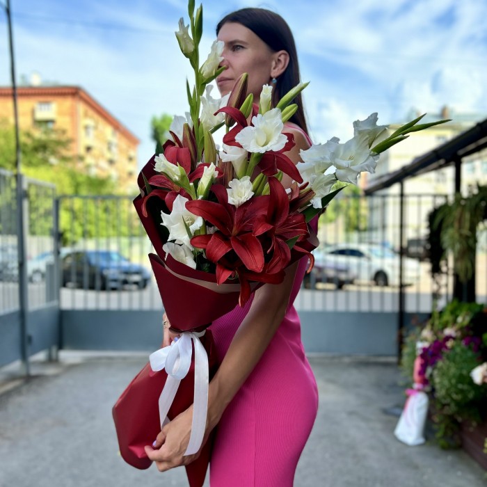 3 белых гладиолуса с лилиями