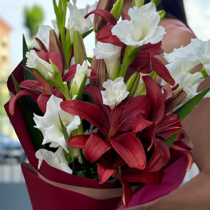 3 белых гладиолуса с лилиями