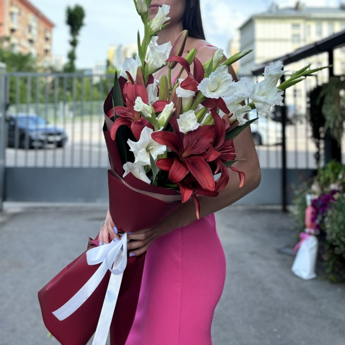 3 белых гладиолуса с лилиями