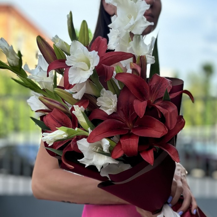 3 белых гладиолуса с лилиями