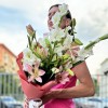 3 белых гладиолуса с розовыми лилиями